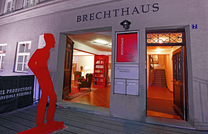 Brechthaus Blick nach innen Lounge und Treppenhaus © Norbert Liesz.jpg