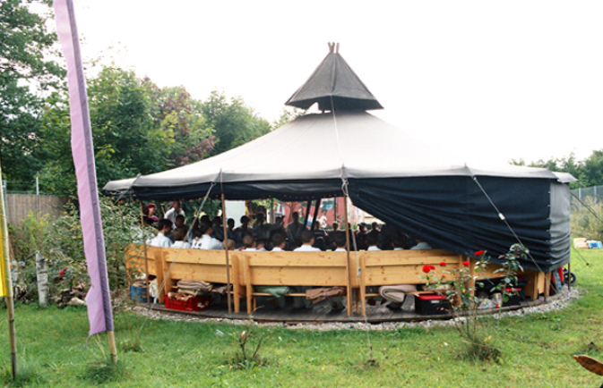 Märchenzelt-von-außen.jpg