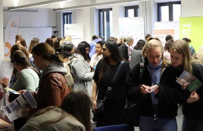 Berufsmesse frauen on.jpg