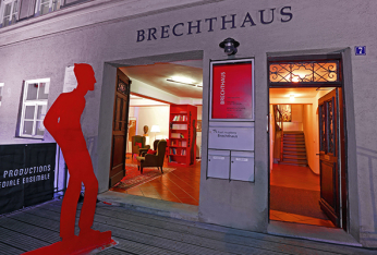 Brechthaus Blick nach innen Lounge und Treppenhaus © Norbert Liesz.jpg