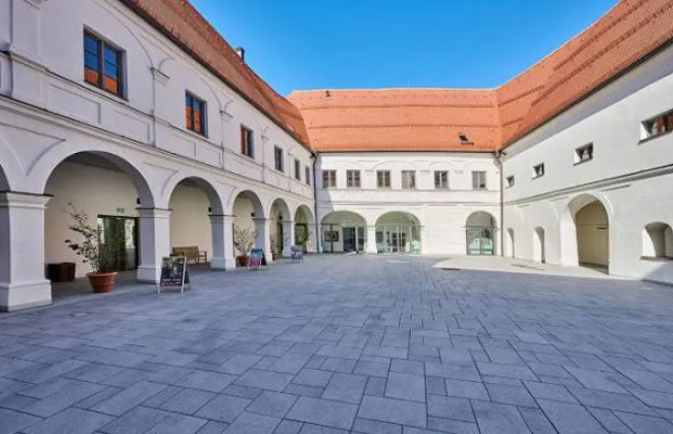 Wittelsbacher Schloss-Sommer-ON.jpg