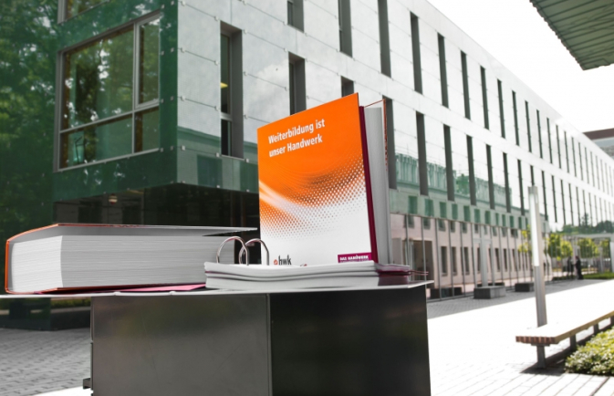 Ordner vor Akademie-Anzeigen.jpg