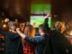 Freunde schauen Fußball in einer Sky-Sportsbar.