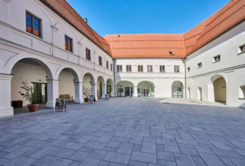 Wittelsbacher Schloss-Sommer-ON.jpg