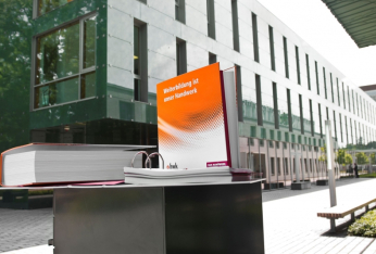 Ordner vor Akademie-Anzeigen.jpg